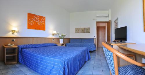 Imagen de la habitación del Hotel Riviera Bleu. Foto 8