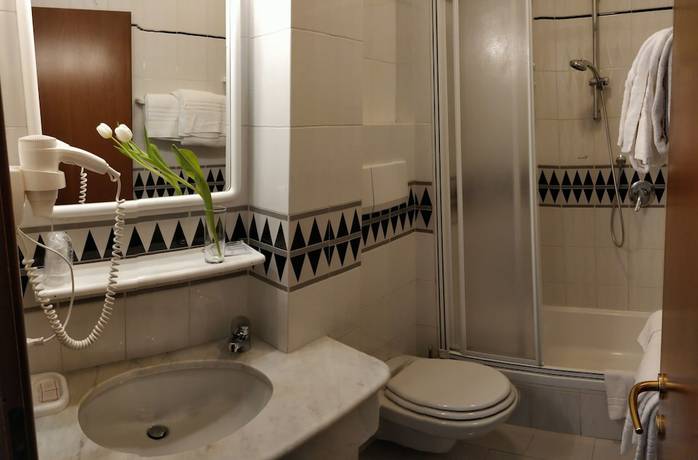 Imagen de la habitación del Hotel Riviera, Desenzano del Garda. Foto 9
