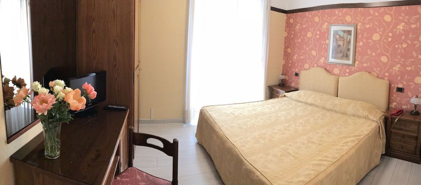 Imagen de la habitación del Hotel Riviera, Desenzano del Garda. Foto 11