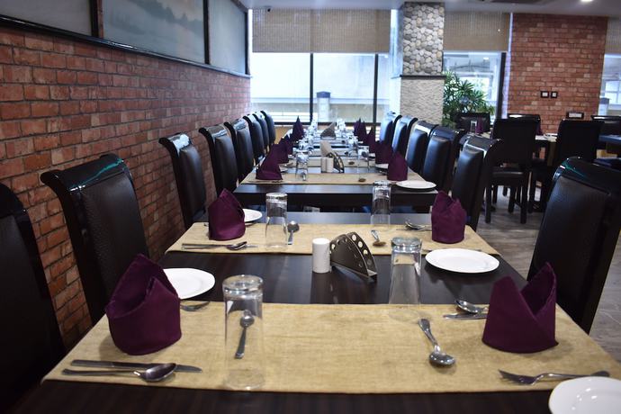 Imagen del bar/restaurante del Hotel Riviera, Dispur. Foto 3