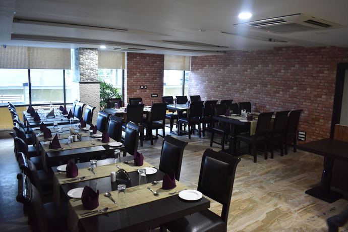 Imagen del bar/restaurante del Hotel Riviera, Dispur. Foto 4