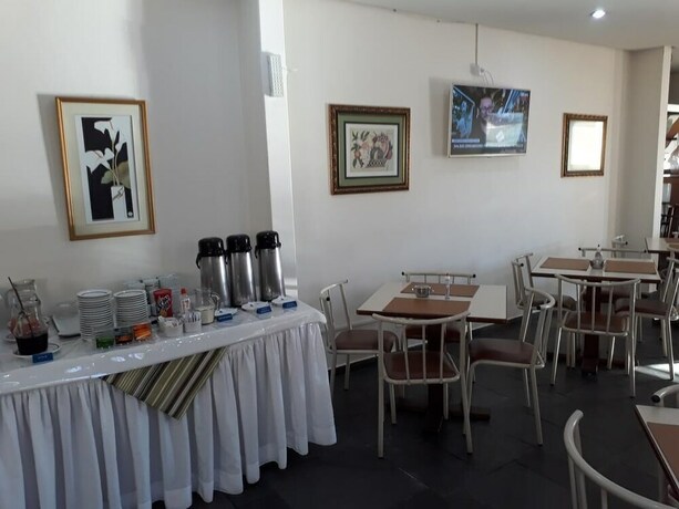 Imagen del bar/restaurante del Hotel Riviera Lins. Foto 16