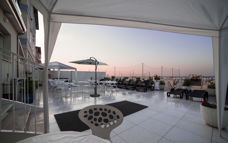 Imagen de los exteriores del Hotel Riviera Mare Beach Life. Foto 11