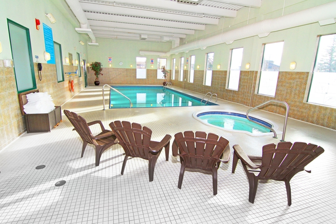 Imagen de la piscina del Hotel Riviera Plaza and Conference Centre Calgary Airport. Foto 11