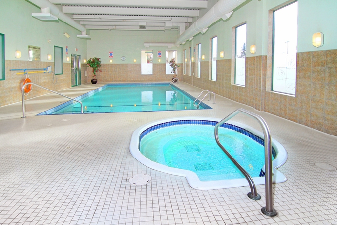 Imagen de la piscina del Hotel Riviera Plaza and Conference Centre Calgary Airport. Foto 12