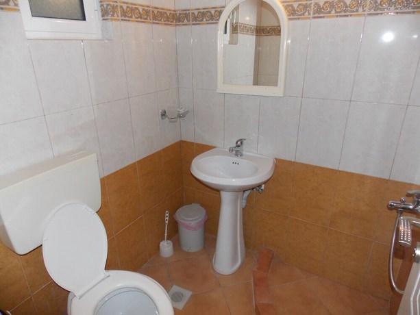 Imagen de la habitación del Hotel Riviera, Qeparo. Foto 13