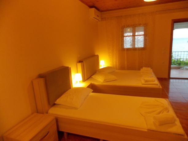 Imagen de la habitación del Hotel Riviera, Qeparo. Foto 15