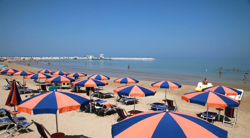 Imagen de los exteriores del Hotel Riviera Residence. Foto 16