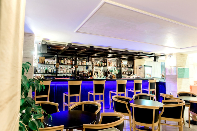 Imagen del bar/restaurante del Hotel Riviera, Rodas Town. Foto 6