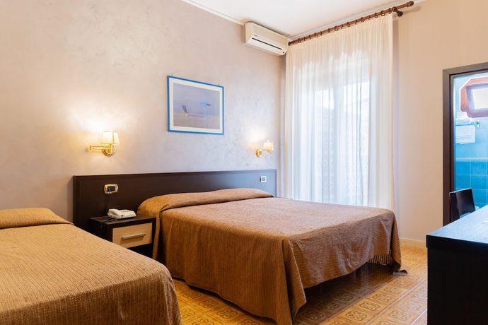 Imagen de la habitación del Hotel Riviera, Trani. Foto 6