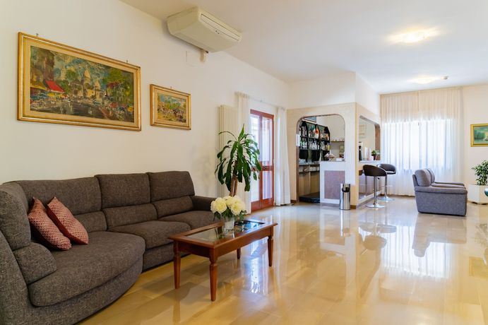 Imagen de los interiores del Hotel Riviera, Trani. Foto 16
