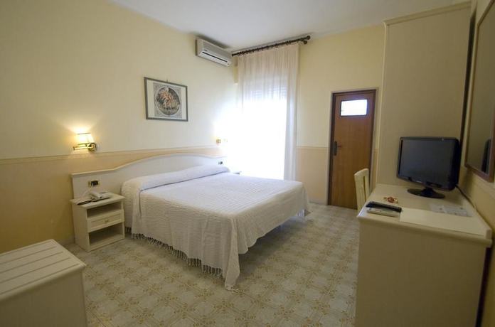 Imagen de la habitación del Hotel Riviera, Trani. Foto 9