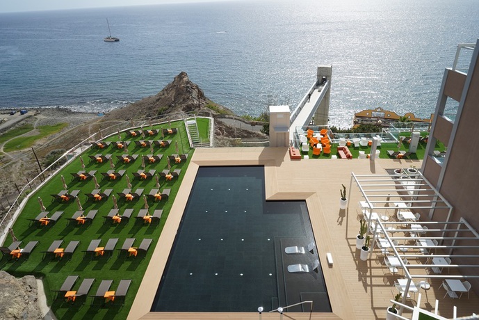 Imagen de la piscina del Hotel Riviera Vista. Foto 16