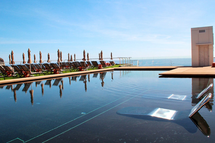 Imagen de la piscina del Hotel Riviera Vista. Foto 17