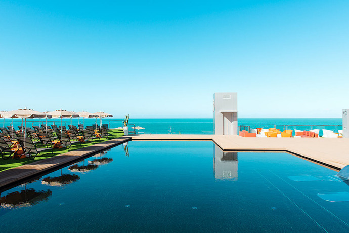 Imagen de la piscina del Hotel Riviera Vista. Foto 18