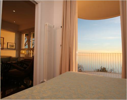 Imagen de la habitación del Hotel Riviera and Maximilians. Foto 5