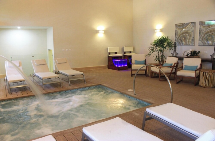 Imagen de la piscina del Hotel Riviera del Mar. Foto 10