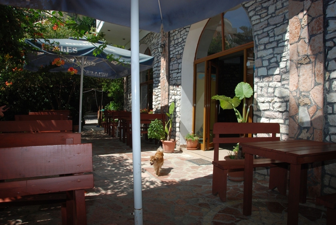 Imagen del bar/restaurante del Hotel Rixhi. Foto 9