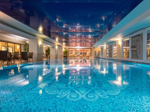 Imagen de la piscina del Hotel Rixos Almaty. Foto 10