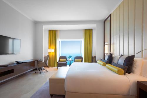 Imagen de la habitación del Hotel Rixos Marina Abu Dhabi. Foto 7