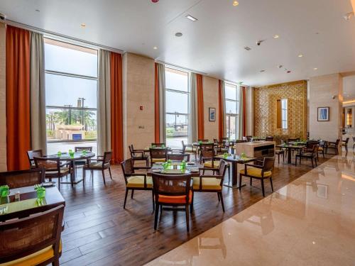 Imagen del bar/restaurante del Hotel Rixos Marina Abu Dhabi. Foto 4