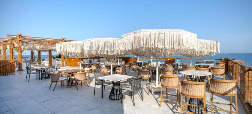 Imagen del bar/restaurante del Hotel Rixos Premium Magawish Bay View. Foto 3