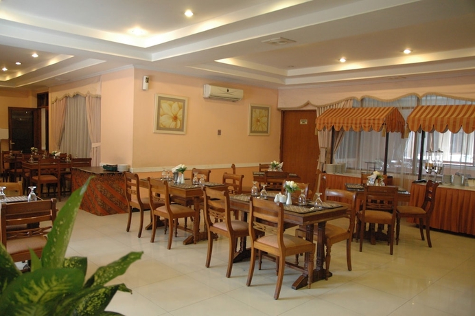 Imagen del bar/restaurante del Hotel Riyadi Palace. Foto 2
