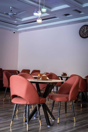Imagen del bar/restaurante del Hotel Riyansh. Foto 2