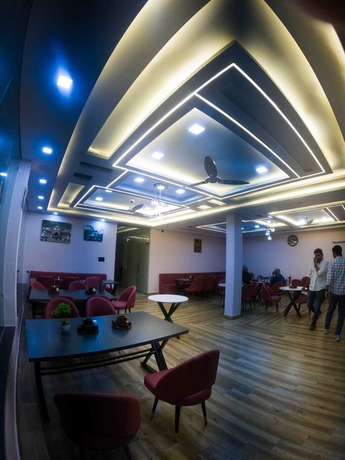 Imagen del bar/restaurante del Hotel Riyansh. Foto 3