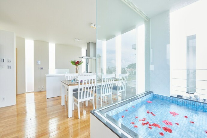 Imagen de la piscina del Hotel Rizozaizen Motobu B. Foto 32