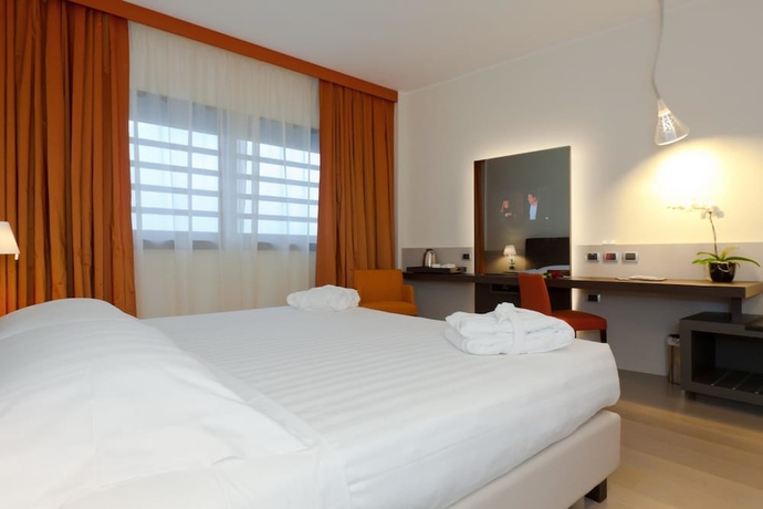 Imagen de la habitación del Hotel Rmh Modena Des Arts. Foto 10