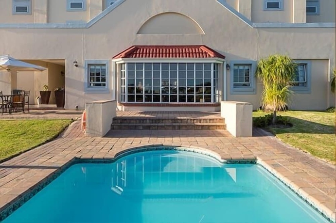 Imagen de la piscina del Hotel Road Lodge East London. Foto 16