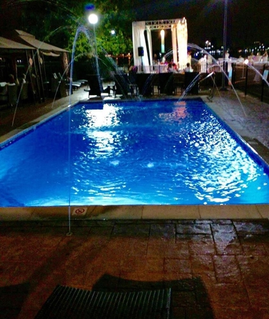 Imagen de la piscina del Hotel Roberts Riverwalk Urban Resort. Foto 13