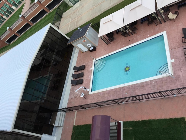 Imagen de la piscina del Hotel Roberts Riverwalk Urban Resort. Foto 14