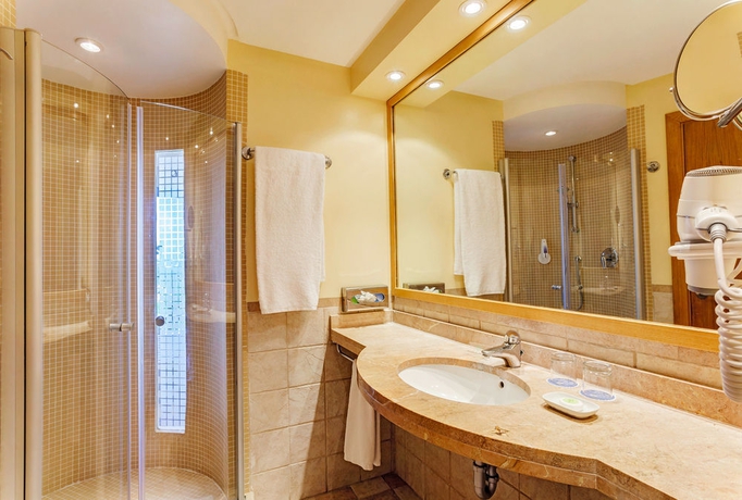 Imagen de la habitación del Hotel Robinson Cala Serena. Foto 6