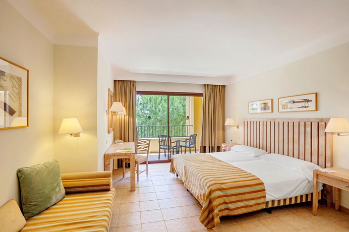 Imagen de la habitación del Hotel Robinson Cala Serena. Foto 7