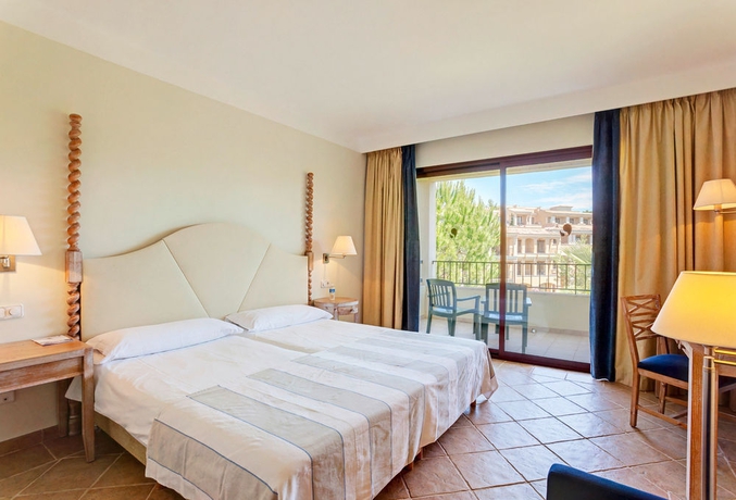 Imagen de la habitación del Hotel Robinson Cala Serena. Foto 8