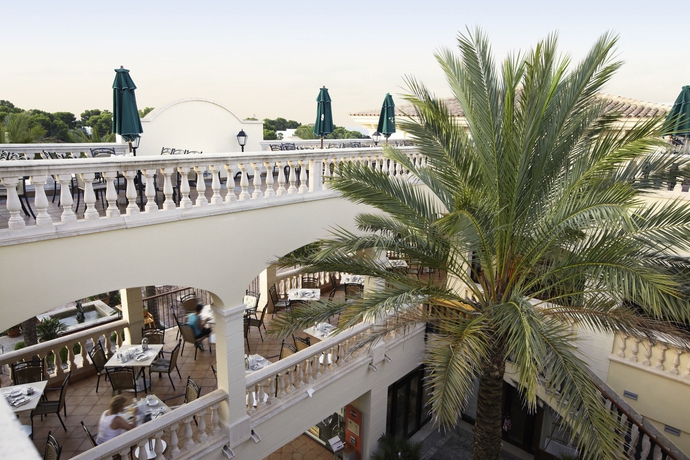 Imagen de los exteriores del Hotel Robinson Cala Serena. Foto 13