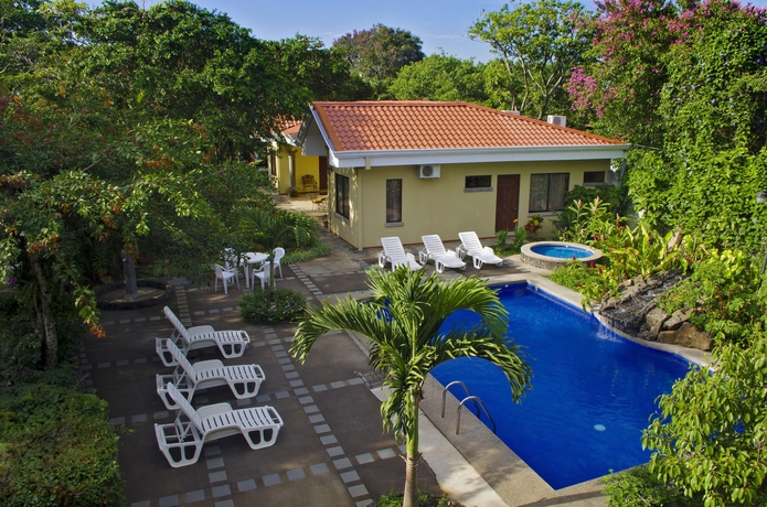 Imagen de la piscina del Hotel Robledal. Foto 15