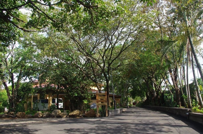 Imagen de los exteriores del Hotel Robledal. Foto 11