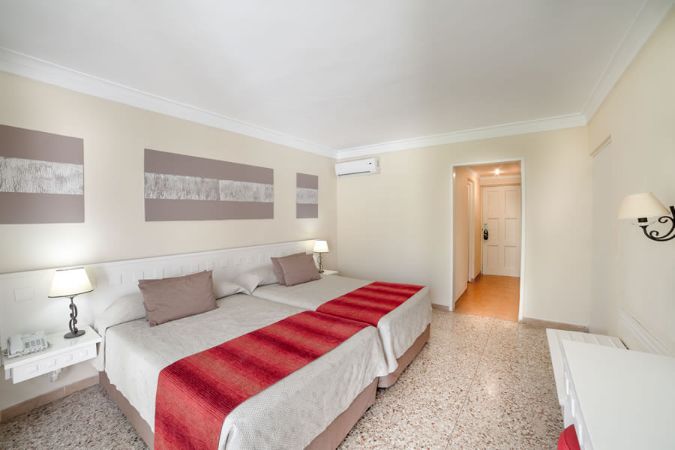 Imagen de la habitación del Hotel Roc Barlovento. Foto 17