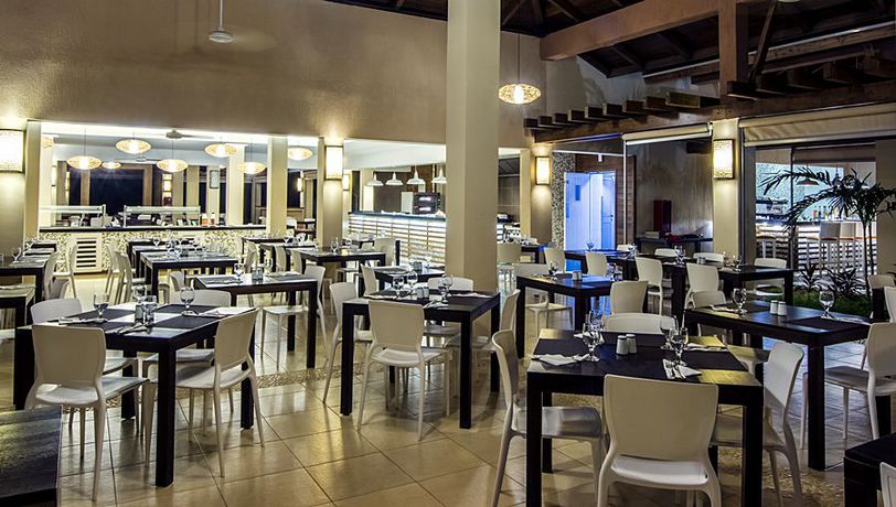 Imagen del bar/restaurante del Hotel Roc Lagunas del Mar. Foto 2