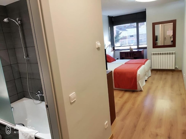 Imagen de la habitación del Hotel Roca Blanca. Foto 16