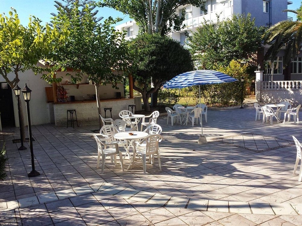 Imagen de la piscina del Hotel Roca, Vinar&ograve;s. Foto 11