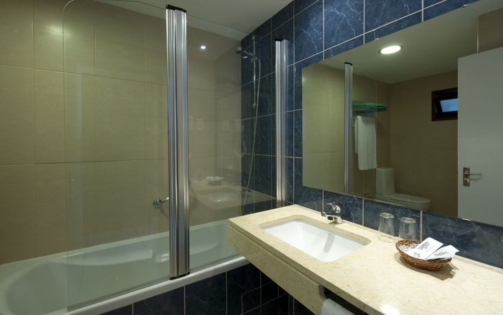 Imagen de la habitación del Hotel Rocamar Lido Resort. Foto 7