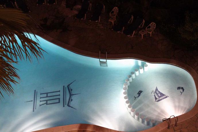 Imagen de la piscina del Hotel Rocatel. Foto 9