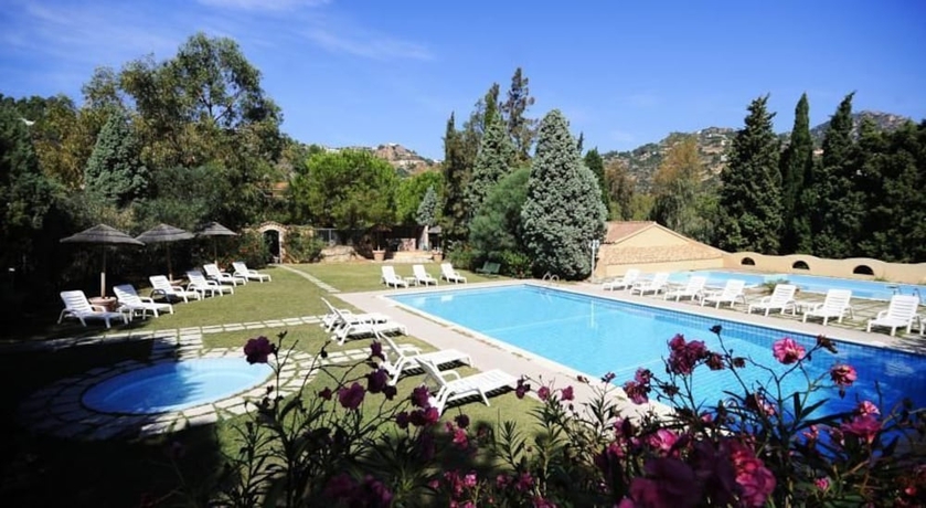 Imagen de la piscina del Hotel Rocca Dorada. Foto 18