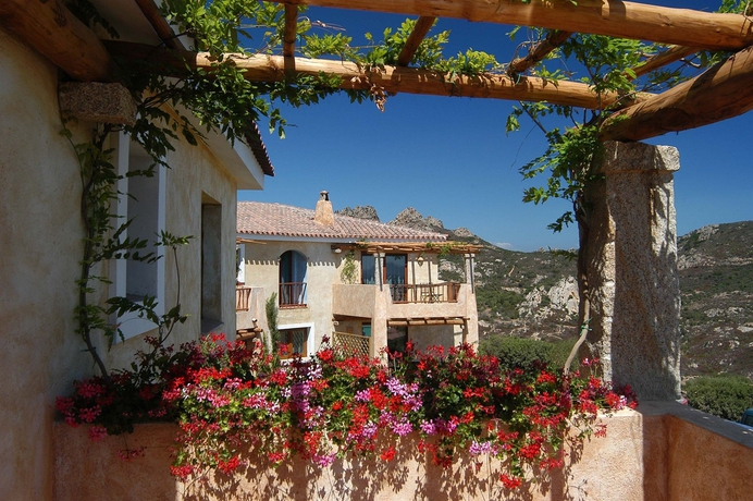 Imagen de los exteriores del Hotel Rocce Sarde. Foto 12