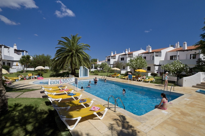 Imagen de la piscina del Hotel Rocha Brava Village Resort. Foto 12