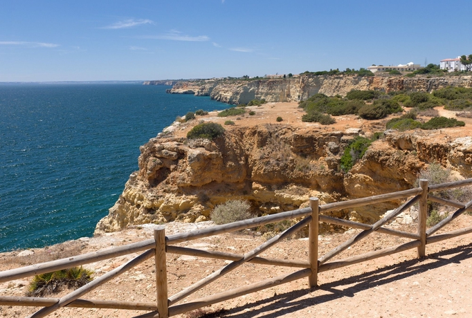 Imagen de los exteriores del Hotel Rocha Brava Village Resort. Foto 9